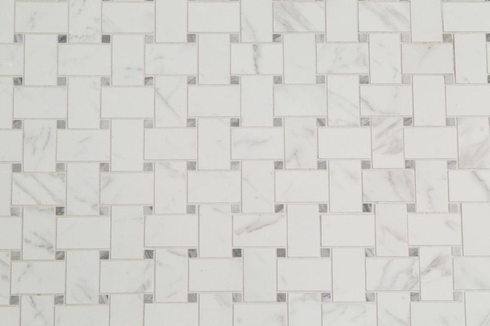 Modelo de cuarto de baño tradicional renovado con baldosas y/o azulejos blancos, baldosas y/o azulejos en mosaico y suelo de mármol