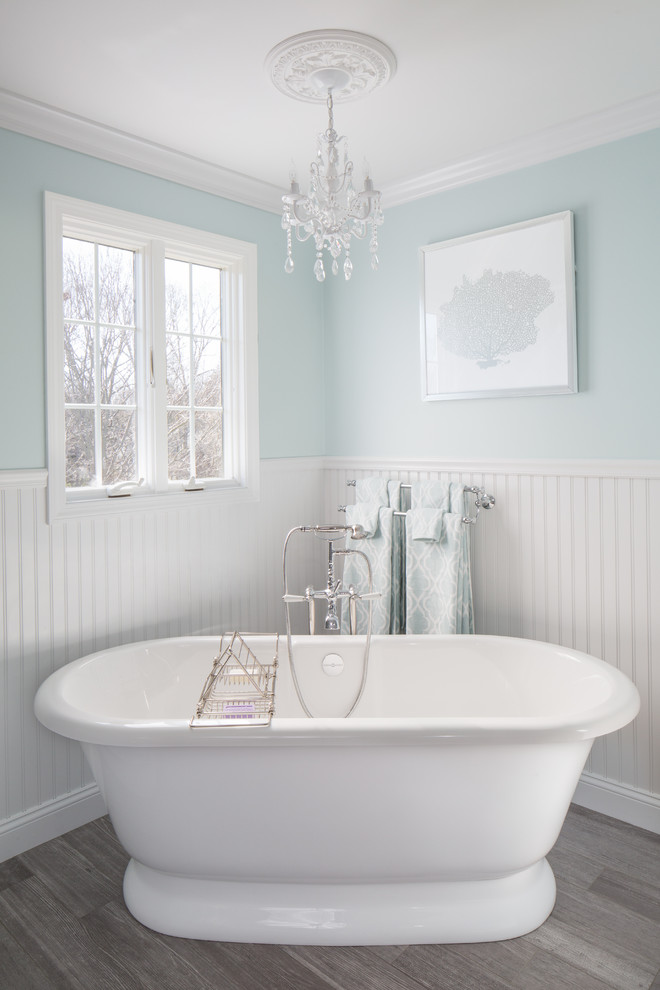 プロビデンスにある高級な広いトランジショナルスタイルのおしゃれなマスターバスルーム (置き型浴槽、グレーのタイル、青い壁、磁器タイルの床、磁器タイル) の写真