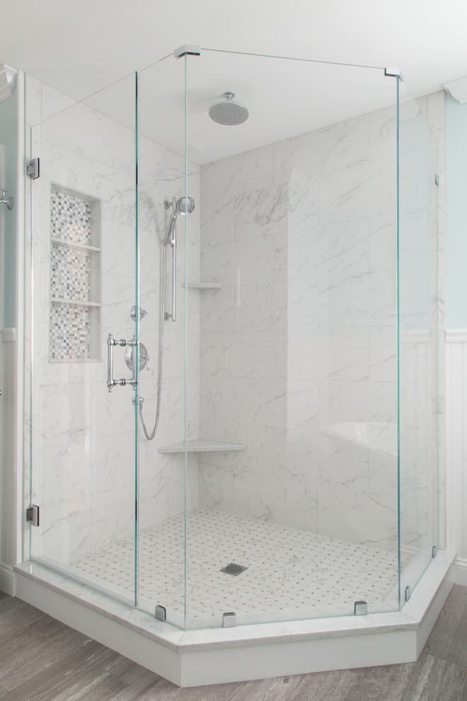 Foto di una grande stanza da bagno padronale tradizionale con vasca freestanding, doccia ad angolo, piastrelle grigie, pavimento in gres porcellanato e piastrelle in pietra