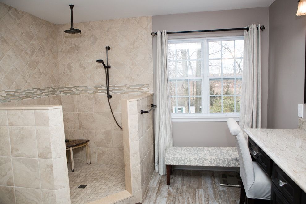 Klassisk inredning av ett mellanstort en-suite badrum, med luckor med upphöjd panel, beige skåp, en öppen dusch, en toalettstol med separat cisternkåpa, vit kakel, porslinskakel, grå väggar, klinkergolv i porslin, ett undermonterad handfat och granitbänkskiva