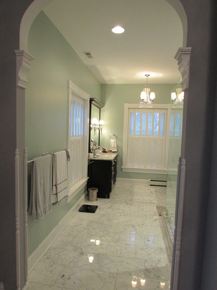 На фото: большая главная ванная комната в классическом стиле с темными деревянными фасадами, отдельно стоящей ванной, угловым душем, черно-белой плиткой, керамической плиткой, полом из керамической плитки, врезной раковиной и столешницей из гранита