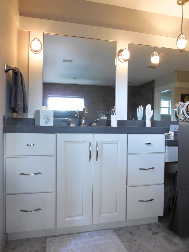 Foto di una stanza da bagno tradizionale con lavabo sottopiano, ante in stile shaker, ante bianche, top in quarzo composito e piastrelle marroni