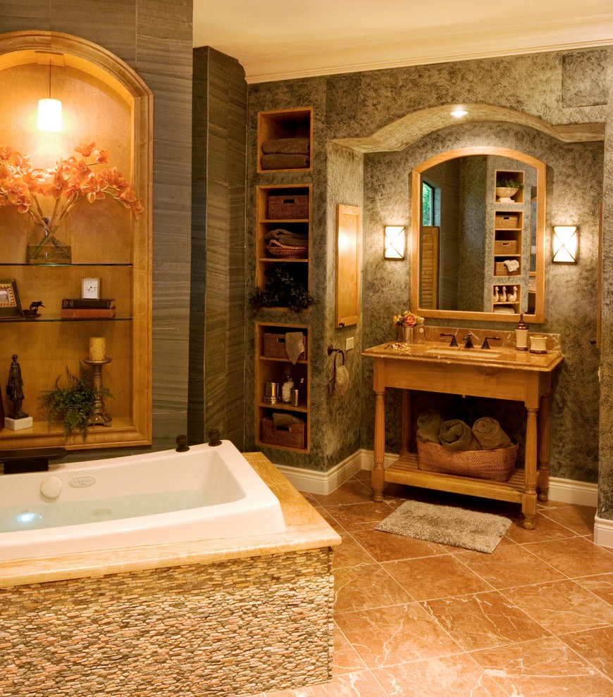 Idee per una stanza da bagno padronale tradizionale con doccia a filo pavimento, pavimento con piastrelle di ciottoli e doccia aperta