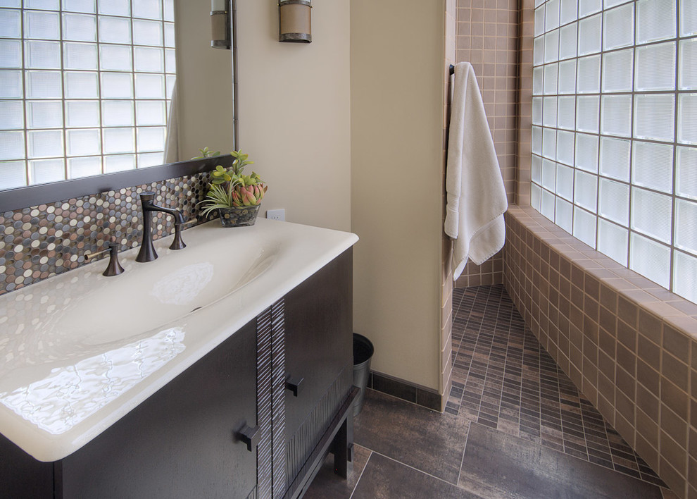 シアトルにあるコンテンポラリースタイルのおしゃれな浴室 (一体型シンク) の写真