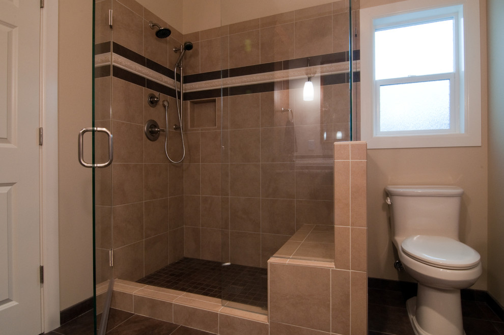 Bild på ett litet funkis badrum med dusch, med luckor med lamellpanel, skåp i mörkt trä, en hörndusch, beige väggar, cementgolv, ett fristående handfat, granitbänkskiva, brunt golv och dusch med gångjärnsdörr