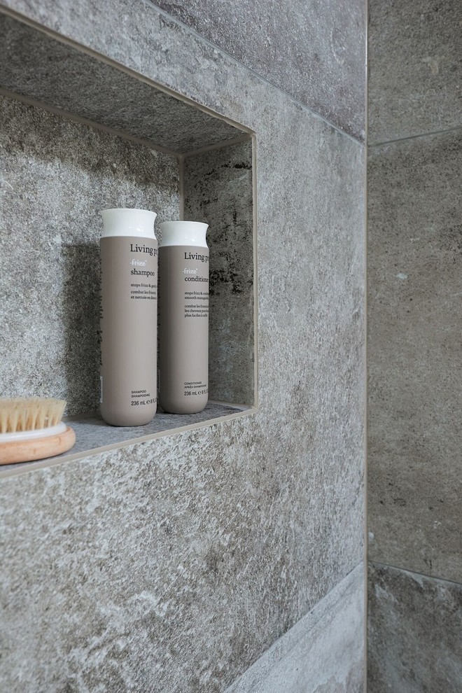 Idee per una stanza da bagno minimal con ante bianche, piastrelle marroni, piastrelle in gres porcellanato, pavimento in gres porcellanato, top in superficie solida, pavimento marrone e top beige