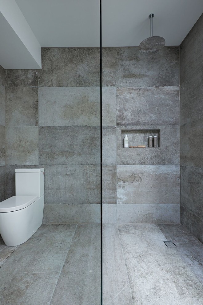 Идея дизайна: ванная комната в современном стиле с белыми фасадами, открытым душем, коричневой плиткой, керамогранитной плиткой, полом из керамогранита, столешницей из искусственного камня, коричневым полом, открытым душем и бежевой столешницей