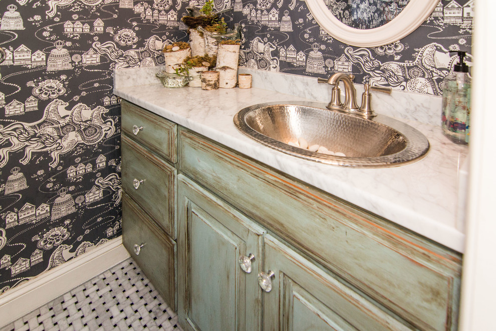 Bild på ett litet vintage badrum, med ett nedsänkt handfat, möbel-liknande, skåp i slitet trä, granitbänkskiva, grå kakel och grå väggar