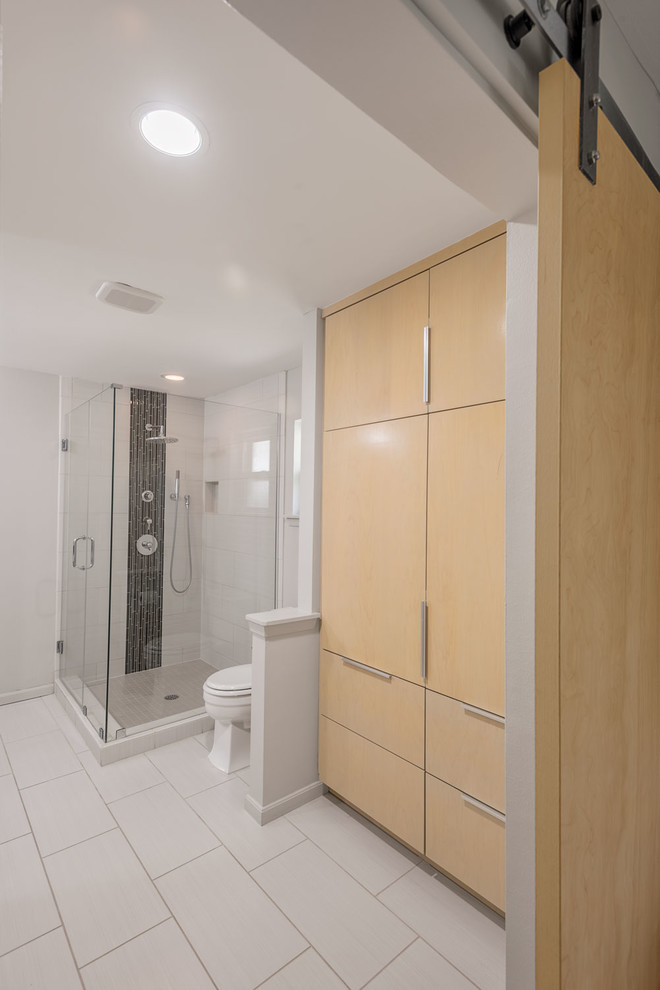 Источник вдохновения для домашнего уюта: маленькая главная ванная комната в стиле модернизм с плоскими фасадами, бежевыми фасадами, душевой комнатой, унитазом-моноблоком, белой плиткой, цементной плиткой, серыми стенами, полом из керамической плитки, накладной раковиной, столешницей из искусственного камня, серым полом и душем с распашными дверями для на участке и в саду