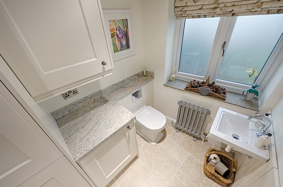 Стильный дизайн: маленькая ванная комната в классическом стиле с фасадами с утопленной филенкой, бежевыми фасадами, белыми стенами и полом из известняка для на участке и в саду - последний тренд