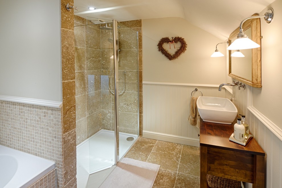 Immagine di una grande stanza da bagno per bambini classica con doccia alcova e piastrelle in pietra