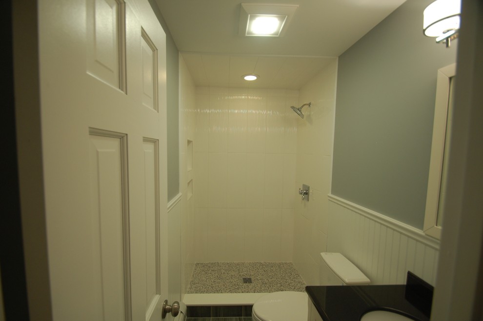 Пример оригинального дизайна: маленькая ванная комната в стиле кантри с фасадами островного типа, белыми фасадами, душем в нише, унитазом-моноблоком, черными стенами, полом из керамогранита, душевой кабиной, врезной раковиной, столешницей из гранита и серым полом для на участке и в саду