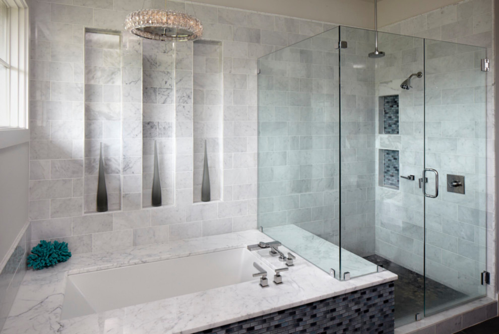 Идея дизайна: большая главная ванная комната в современном стиле с полновстраиваемой ванной, угловым душем, серой плиткой, каменной плиткой, серыми стенами, полом из керамогранита, серым полом и душем с распашными дверями