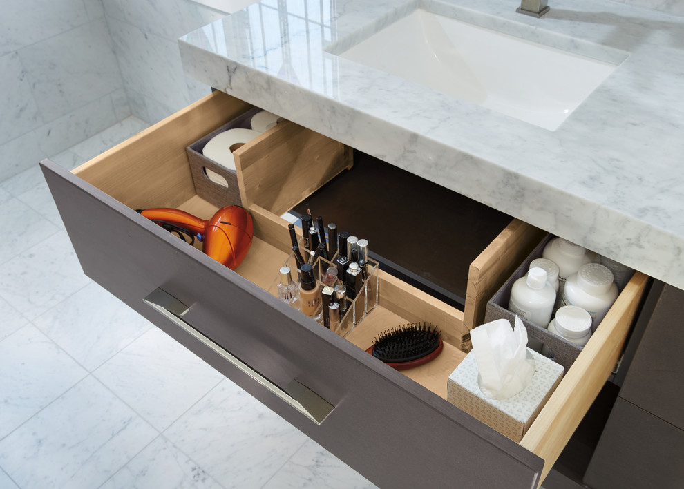 Imagen de cuarto de baño actual con armarios con paneles lisos, puertas de armario de madera en tonos medios y encimeras grises