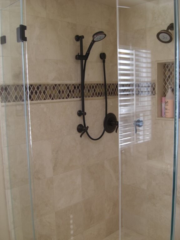 Esempio di una stanza da bagno con doccia moderna