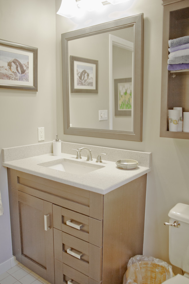 Inredning av ett modernt mellanstort badrum med dusch, med skåp i shakerstil, skåp i ljust trä, en toalettstol med hel cisternkåpa, beige väggar, klinkergolv i keramik, ett undermonterad handfat och bänkskiva i akrylsten