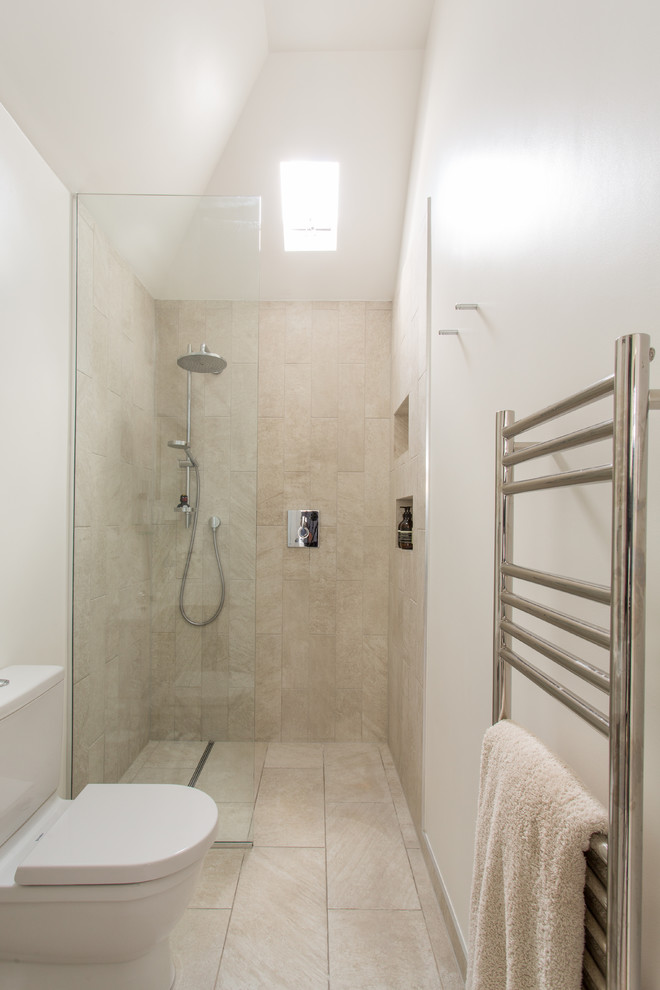 Aménagement d'une salle de bain principale contemporaine de taille moyenne avec une douche ouverte, WC suspendus, un carrelage beige, des carreaux de céramique, un mur blanc, un sol en carrelage de céramique et un lavabo suspendu.