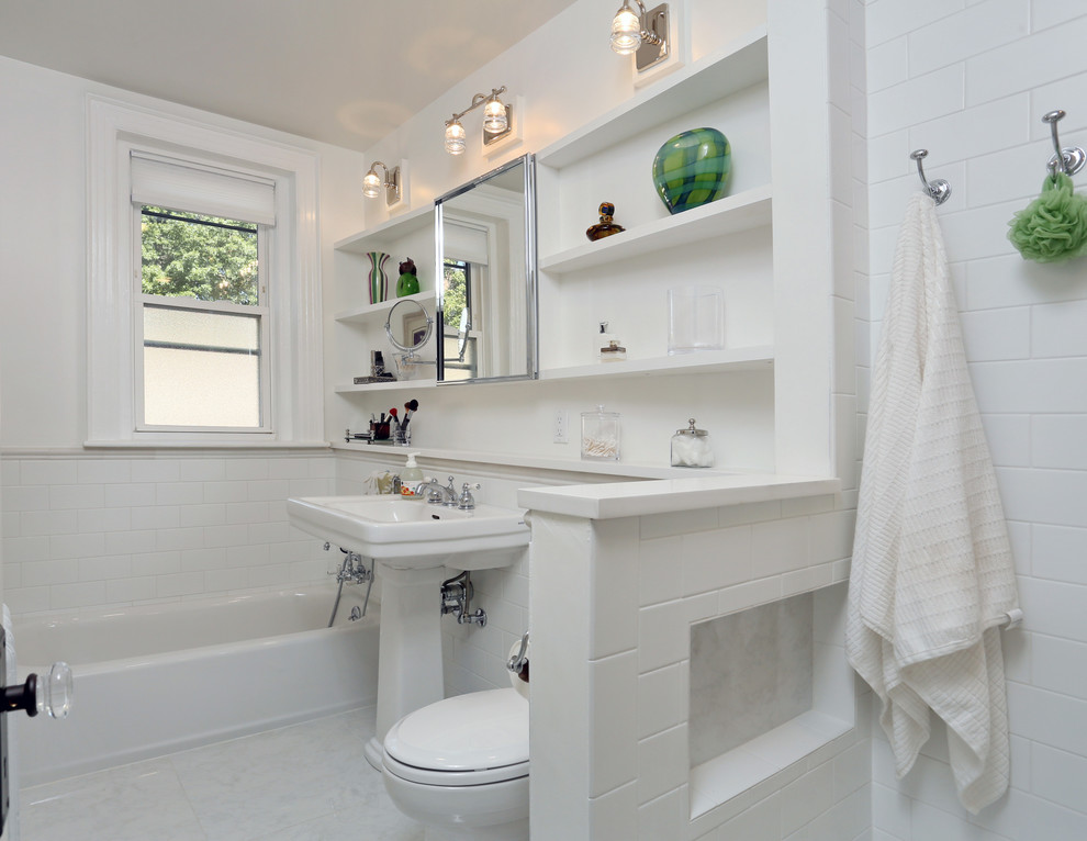 Kleines Modernes Duschbad mit Duschnische, Toilette mit Aufsatzspülkasten, weißen Fliesen, Metrofliesen, weißer Wandfarbe, Marmorboden, Wandwaschbecken, weißem Boden und offener Dusche in Boston