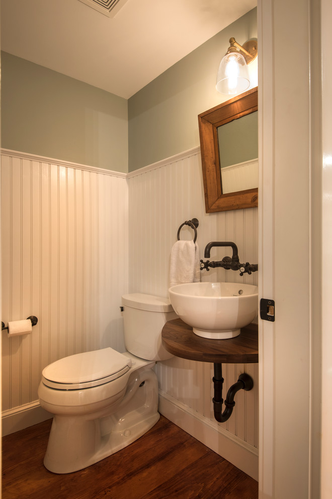Kleines Landhausstil Duschbad mit Toilette mit Aufsatzspülkasten, weißer Wandfarbe, braunem Holzboden, Aufsatzwaschbecken, Waschtisch aus Holz, braunem Boden und brauner Waschtischplatte in Boston