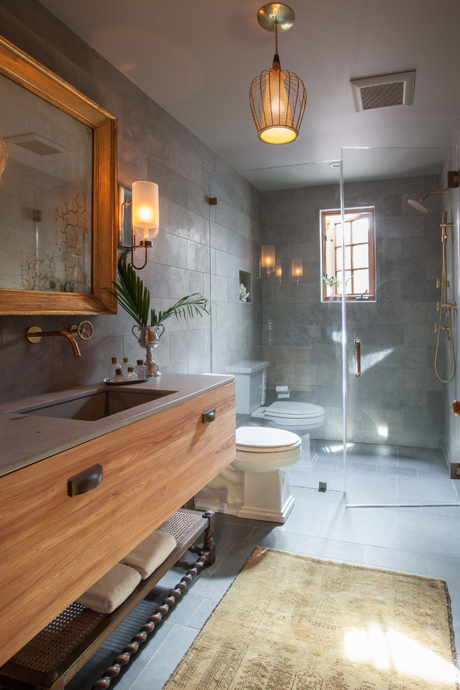 Inspiration för lantliga grått badrum med dusch, med släta luckor, skåp i mellenmörkt trä, en dusch i en alkov, grå kakel, grå väggar, ett undermonterad handfat, grått golv och dusch med gångjärnsdörr