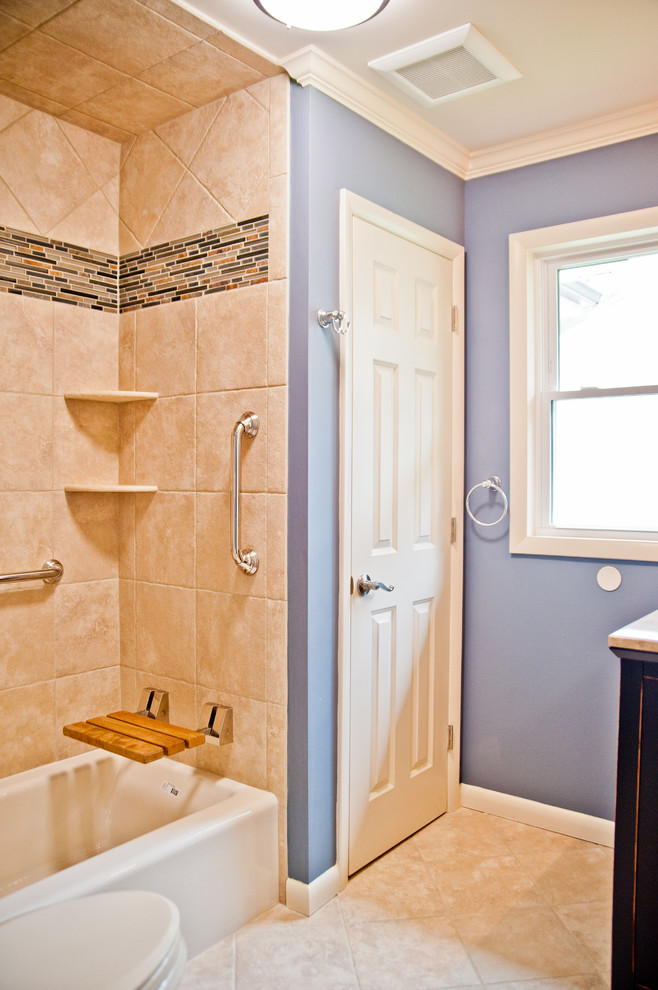 Идея дизайна: ванная комната среднего размера в классическом стиле с фасадами в стиле шейкер, черными фасадами, ванной в нише, душем над ванной, унитазом-моноблоком, бежевой плиткой, керамической плиткой, синими стенами, полом из травертина, душевой кабиной, врезной раковиной и мраморной столешницей