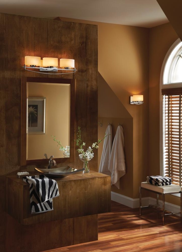 Inredning av ett klassiskt mellanstort en-suite badrum, med släta luckor, träbänkskiva, ett badkar med tassar, en kantlös dusch, en bidé, bruna väggar, mellanmörkt trägolv, skåp i mörkt trä och ett fristående handfat