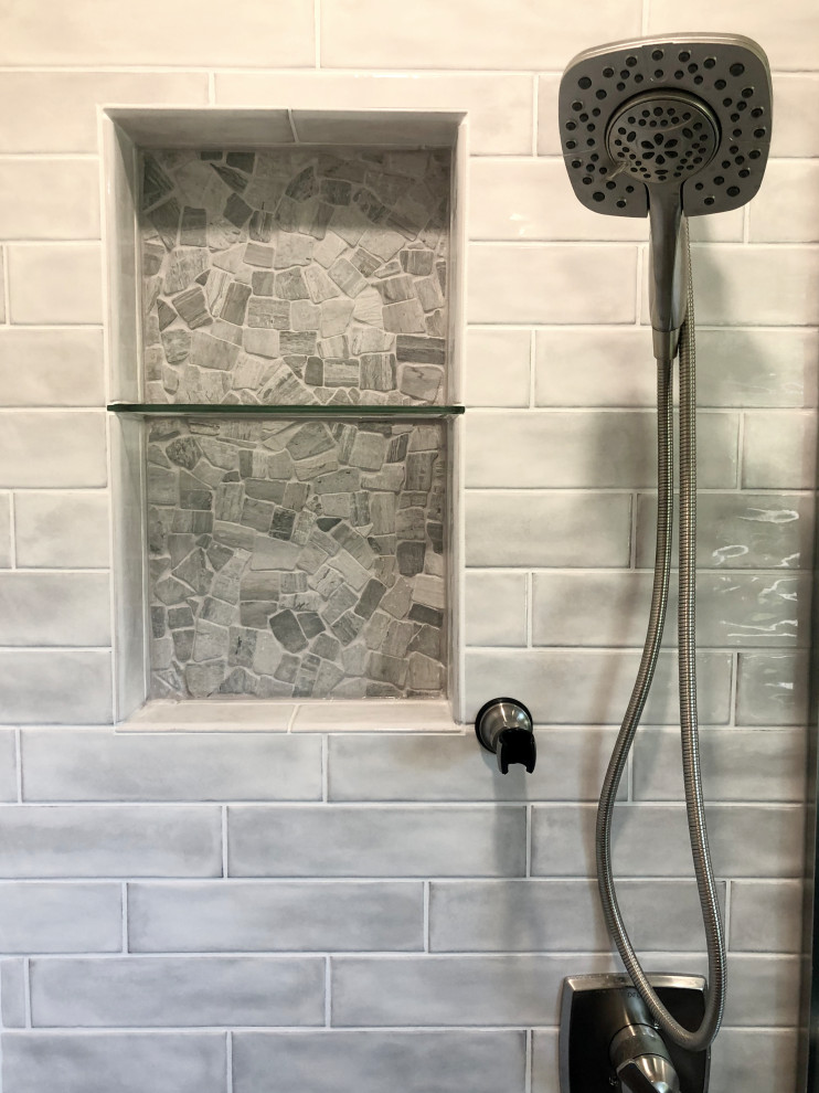 Bild på ett mellanstort amerikanskt vit vitt en-suite badrum, med möbel-liknande, svarta skåp, en dusch i en alkov, en toalettstol med separat cisternkåpa, keramikplattor, svarta väggar, laminatgolv, ett undermonterad handfat, bänkskiva i kvarts, grått golv och dusch med skjutdörr