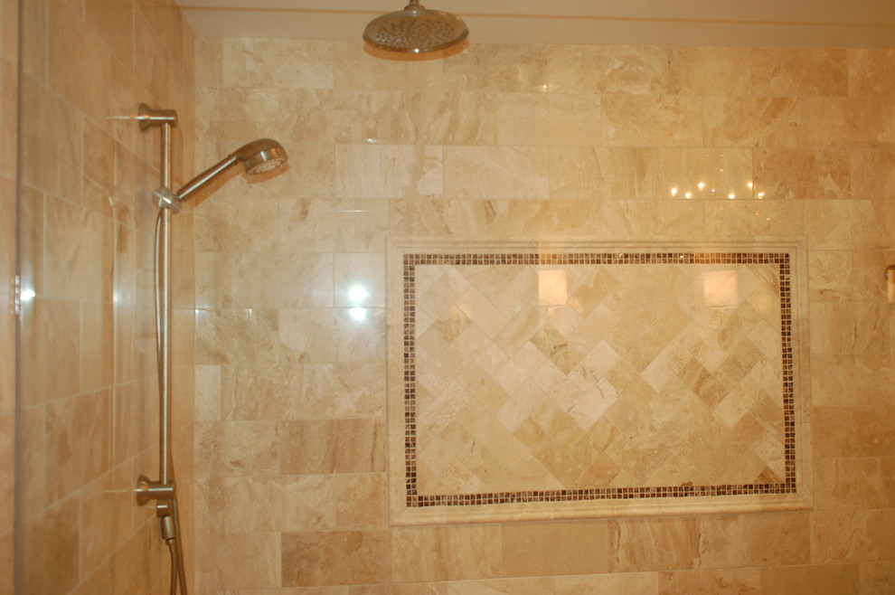 Idee per una stanza da bagno classica con lavabo sottopiano, ante con riquadro incassato e top in granito