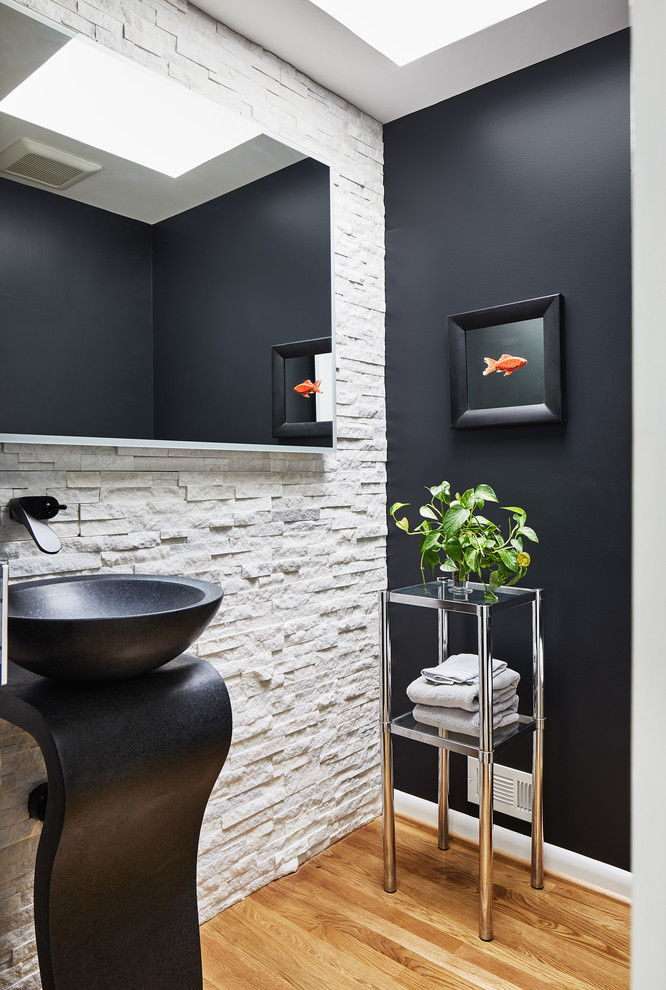 Идея дизайна: маленькая ванная комната в современном стиле с черными стенами для на участке и в саду