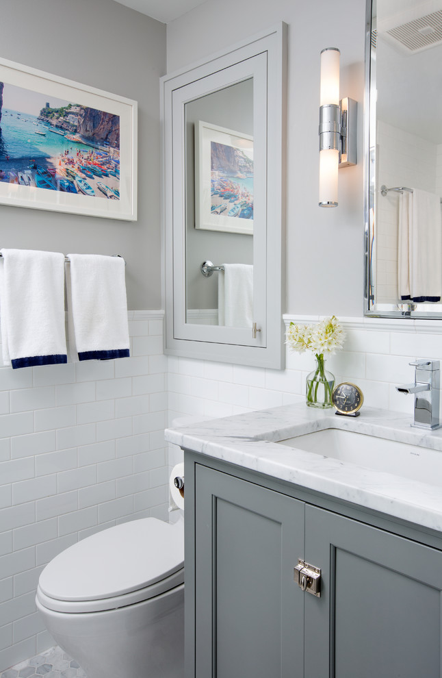 Пример оригинального дизайна: ванная комната в стиле неоклассика (современная классика) с врезной раковиной, фасадами с утопленной филенкой, серыми фасадами, белой плиткой, плиткой кабанчик и серыми стенами