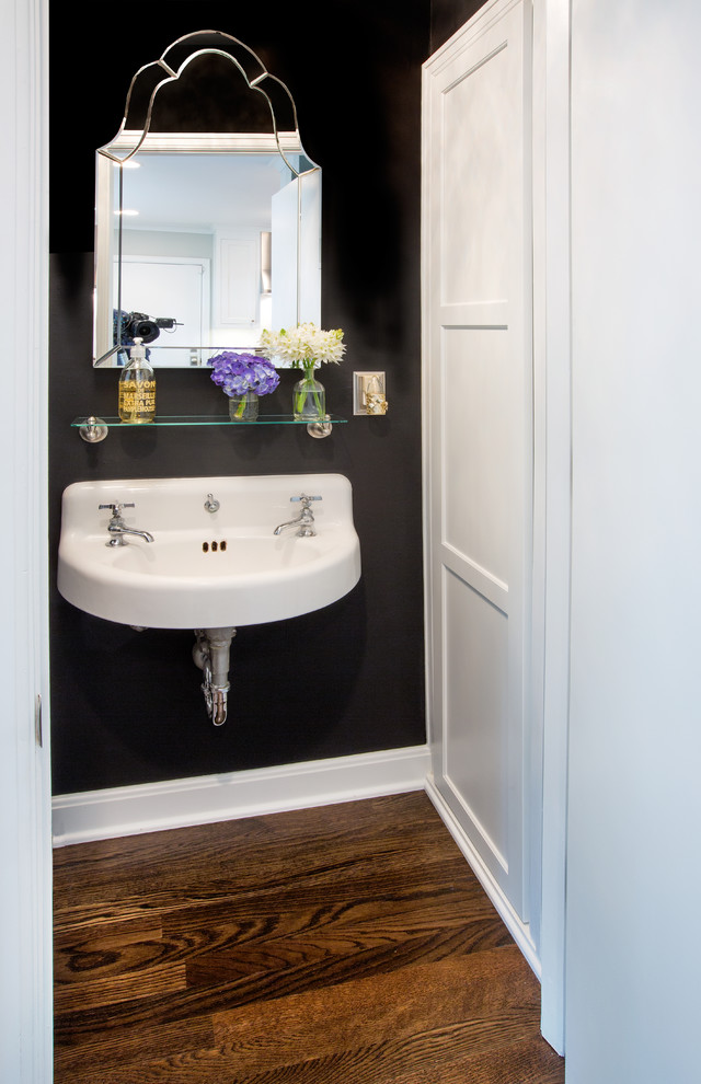 Inspiration för klassiska badrum, med ett väggmonterat handfat, svarta väggar och mörkt trägolv