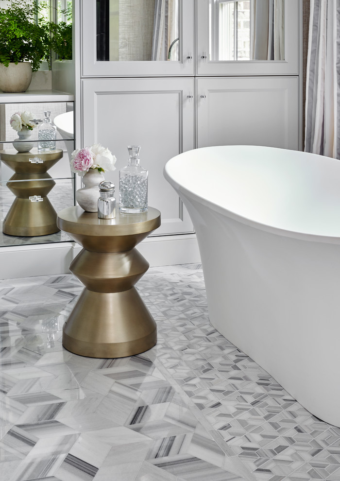 Modelo de cuarto de baño bohemio con bañera exenta, baldosas y/o azulejos blancas y negros, baldosas y/o azulejos de piedra y suelo de mármol