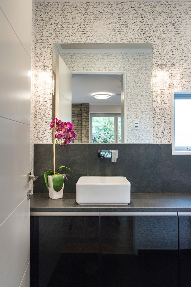 Esempio di una stanza da bagno padronale design con ante nere, piastrelle nere, piastrelle in gres porcellanato e top in marmo