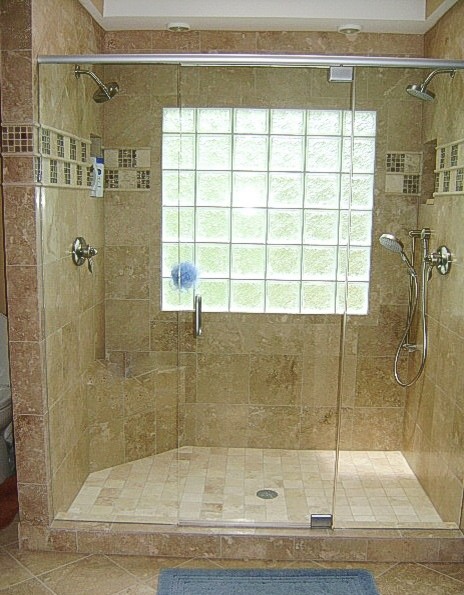 Inspiration för stora lantliga en-suite badrum, med en dubbeldusch, brun kakel, stenkakel och travertin golv