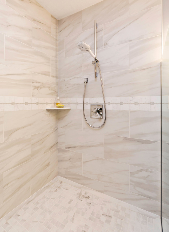 Идея дизайна: большая главная ванная комната в стиле модернизм с фасадами с утопленной филенкой, серыми фасадами, открытым душем, унитазом-моноблоком, белой плиткой, мраморной плиткой, серыми стенами, полом из сланца, накладной раковиной, столешницей из кварцита, бежевым полом и открытым душем