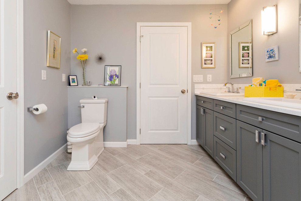 Inredning av ett modernt stort en-suite badrum, med luckor med infälld panel, grå skåp, en öppen dusch, en toalettstol med hel cisternkåpa, vit kakel, marmorkakel, grå väggar, skiffergolv, ett nedsänkt handfat, bänkskiva i kvartsit, beiget golv och med dusch som är öppen