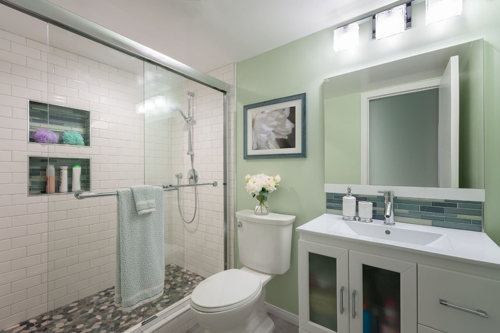 Пример оригинального дизайна: детская ванная комната среднего размера в стиле модернизм с стеклянными фасадами, белыми фасадами, душем в нише, раздельным унитазом, белой плиткой, керамогранитной плиткой, зелеными стенами, полом из керамогранита, монолитной раковиной, столешницей из искусственного кварца, серым полом, душем с раздвижными дверями и белой столешницей