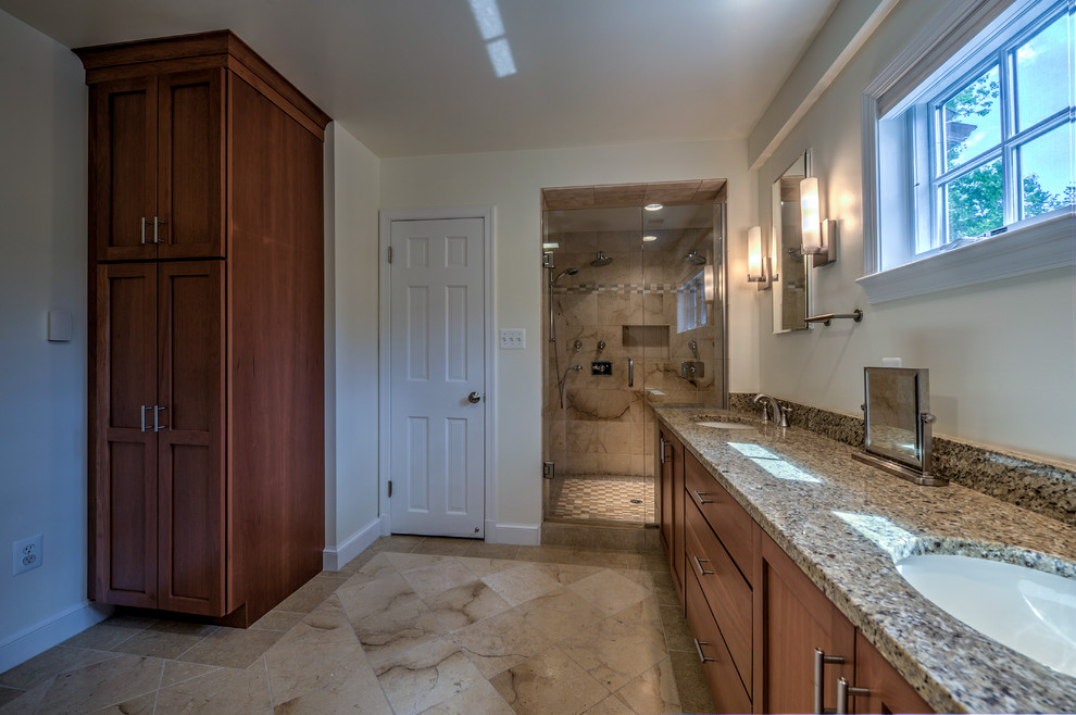 Modelo de cuarto de baño moderno con puertas de armario de madera oscura, ducha doble, baldosas y/o azulejos beige, baldosas y/o azulejos de piedra, paredes blancas y aseo y ducha