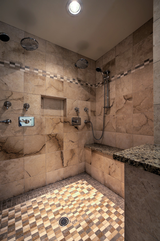 Inspiration för ett funkis badrum med dusch, med skåp i mellenmörkt trä, en dubbeldusch, beige kakel, stenkakel och vita väggar