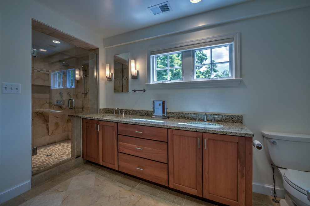 Свежая идея для дизайна: ванная комната в стиле модернизм с фасадами цвета дерева среднего тона, двойным душем, бежевой плиткой, каменной плиткой, белыми стенами и душевой кабиной - отличное фото интерьера