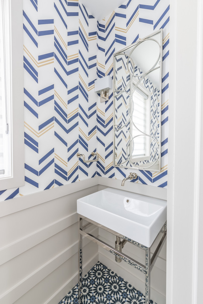 Imagen de cuarto de baño único, de pie y abovedado clásico renovado pequeño con armarios abiertos, puertas de armario blancas, paredes azules, aseo y ducha, suelo azul, encimeras blancas y papel pintado