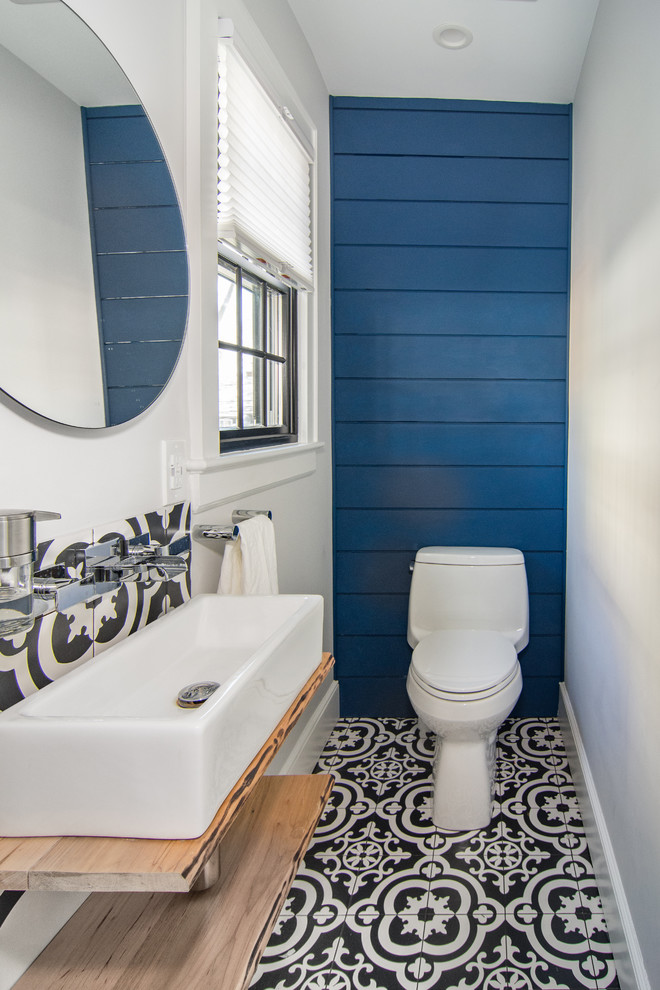 Immagine di una stanza da bagno con doccia chic di medie dimensioni con WC monopezzo, pareti bianche, pavimento con piastrelle a mosaico, lavabo da incasso, pavimento multicolore e piastrelle multicolore