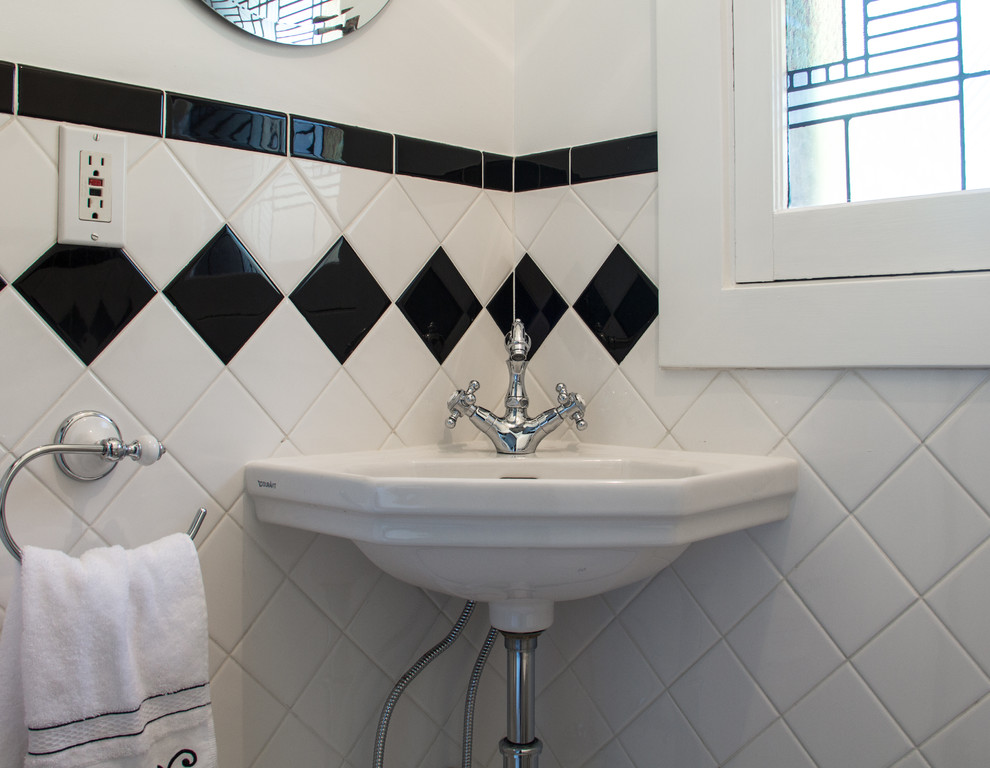 Modelo de cuarto de baño clásico pequeño con aseo y ducha, baldosas y/o azulejos blancos, baldosas y/o azulejos de cerámica, sanitario de una pieza, paredes blancas y suelo de baldosas de cerámica