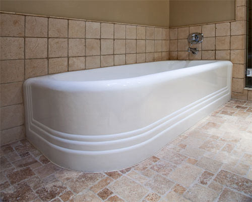 Foto de cuarto de baño principal rústico de tamaño medio con lavabo bajoencimera, puertas de armario blancas, encimera de granito, bañera esquinera, baldosas y/o azulejos de piedra y paredes beige