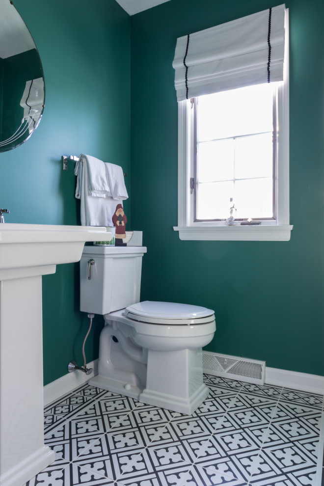 Ejemplo de cuarto de baño clásico pequeño con puertas de armario blancas, sanitario de dos piezas, paredes verdes, suelo de azulejos de cemento, aseo y ducha, lavabo con pedestal y encimera de cemento