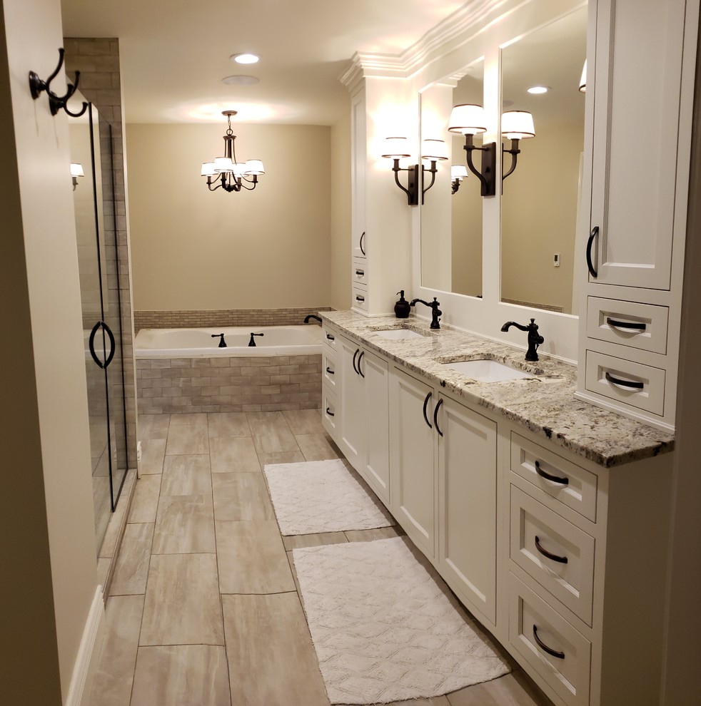 Idéer för ett modernt badrum, med luckor med infälld panel, vita skåp, ett hörnbadkar, ett undermonterad handfat, marmorbänkskiva, beiget golv och dusch med gångjärnsdörr