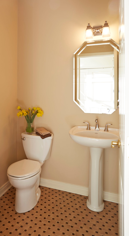 Стильный дизайн: маленькая ванная комната в классическом стиле с раковиной с пьедесталом, раздельным унитазом, бежевыми стенами, полом из керамогранита и душевой кабиной для на участке и в саду - последний тренд