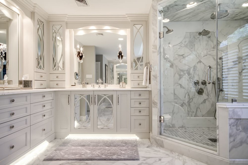 Стильный дизайн: ванная комната в классическом стиле с фасадами с утопленной филенкой, серыми фасадами, двойным душем, серой плиткой, мраморной плиткой, мраморным полом, столешницей из гранита, серым полом, душем с распашными дверями и зеркалом с подсветкой - последний тренд