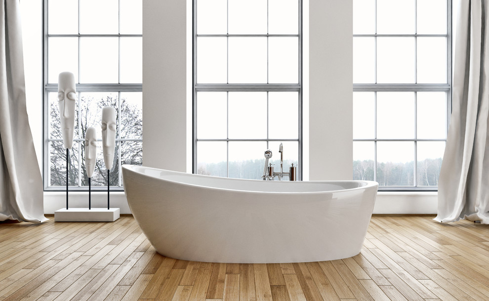 Immagine di una grande stanza da bagno moderna con vasca freestanding, pareti bianche e parquet chiaro