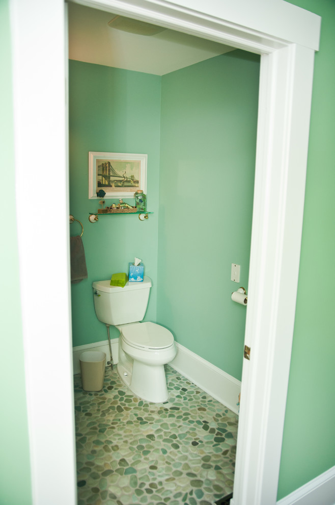 Mittelgroßes Eklektisches Badezimmer mit Wandtoilette mit Spülkasten, grüner Wandfarbe und Kiesel-Bodenfliesen in Newark